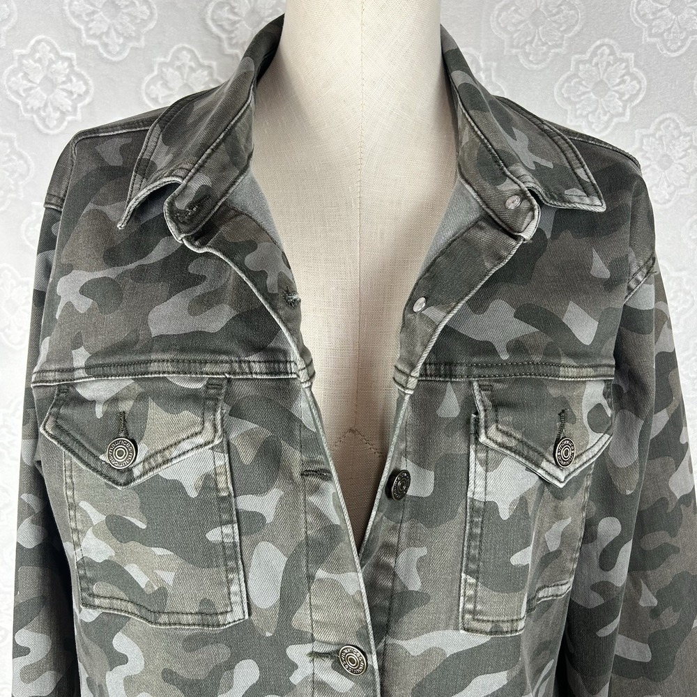 Maurices Women's Shacket Tiger Camo Green Ladies Jacket Sz Medium Relaxed Fit